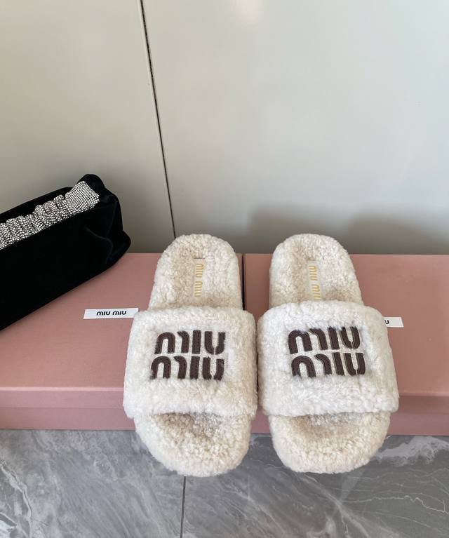 Miu Miu最新秋冬羊毛拖美拉德色系走秀款 出现在各大时装杂志封面 各路明星 小红书博主都在穿 ！全新复古上脚尤为惊艳到你的一款闭眼入都是不会后悔 搭配可咸可